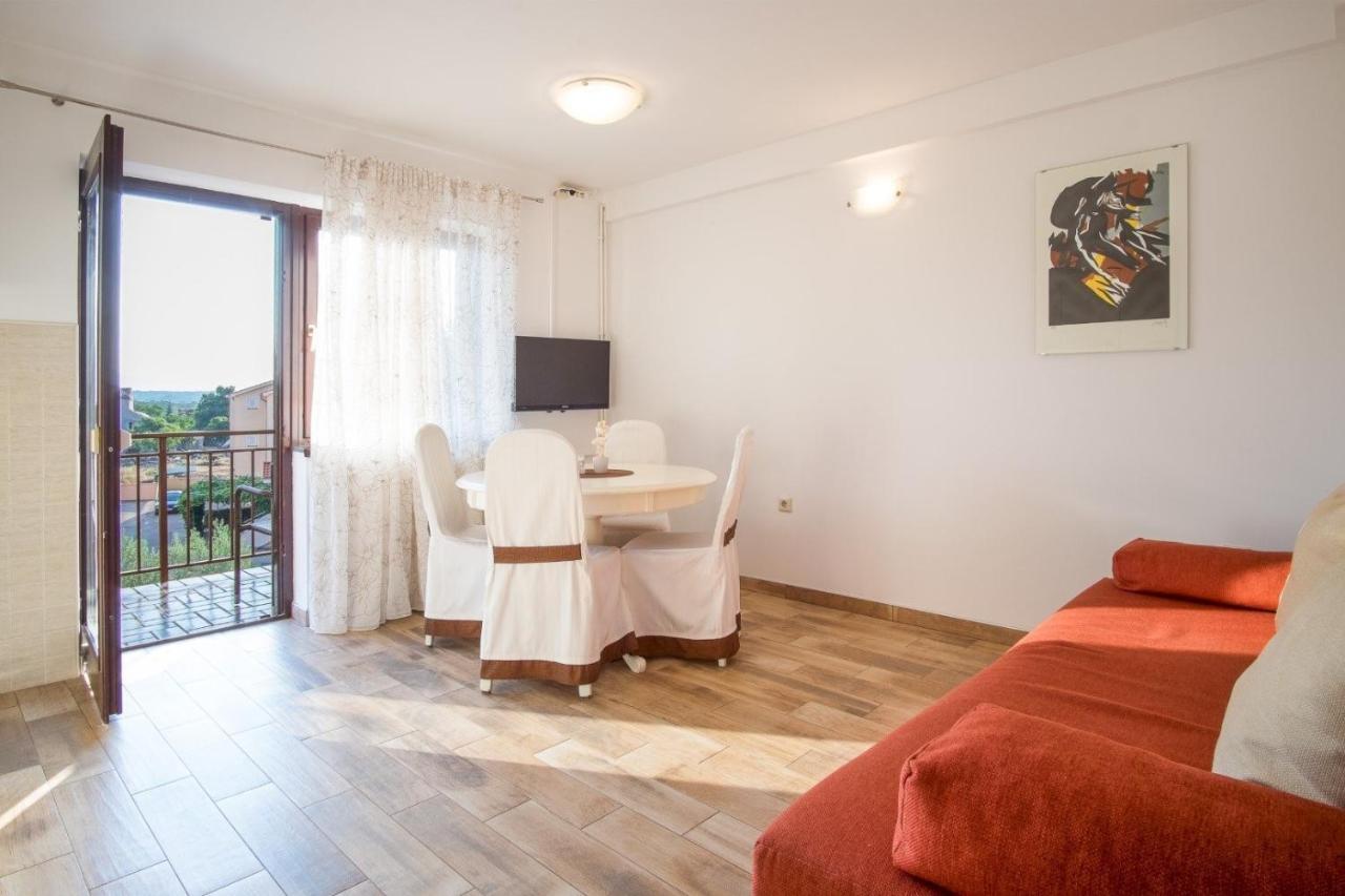Bubi Apartments Malinska Bagian luar foto