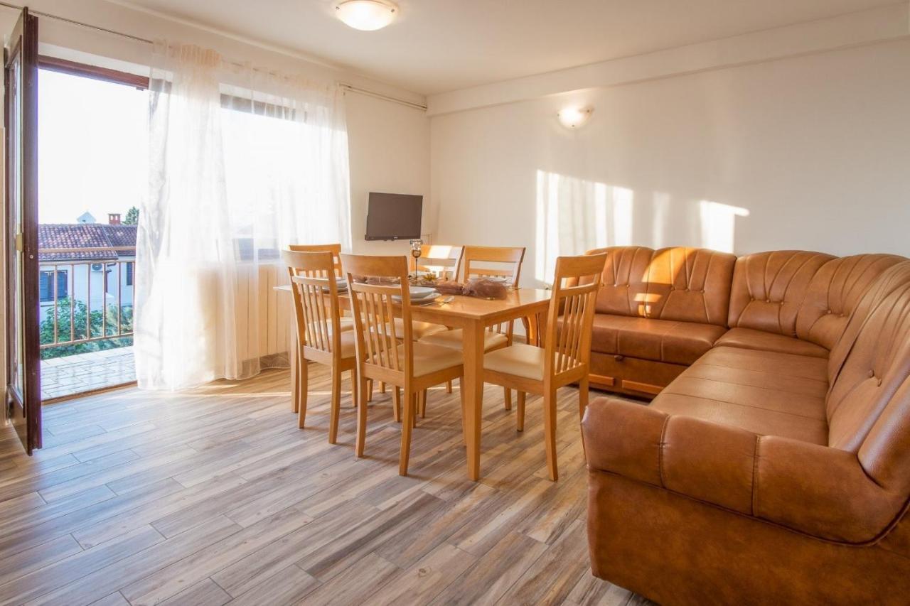 Bubi Apartments Malinska Bagian luar foto