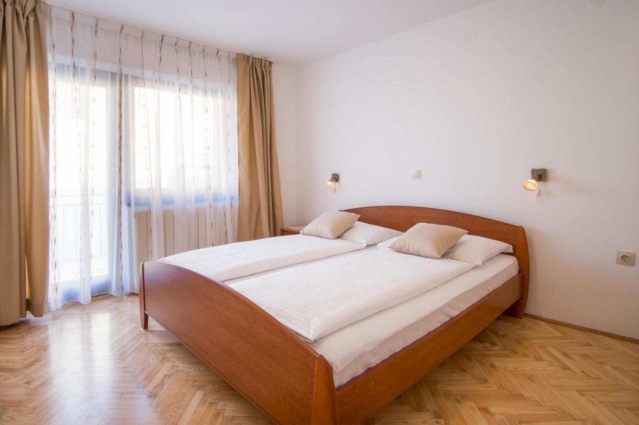 Bubi Apartments Malinska Bagian luar foto